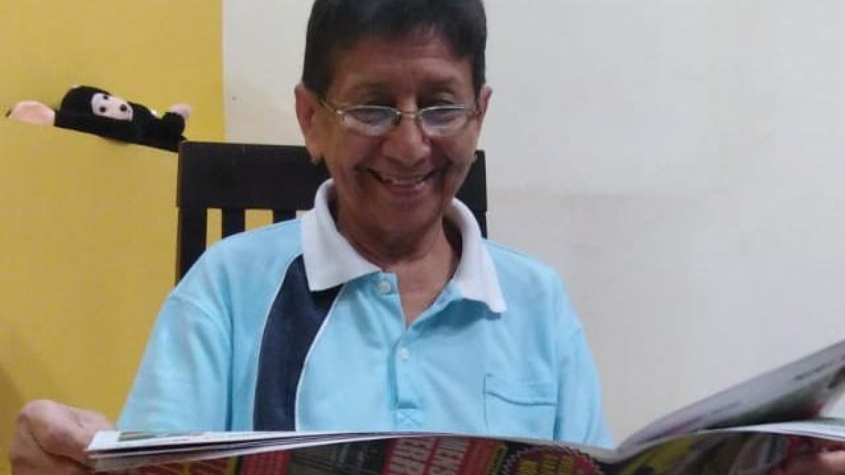 Norma posa alegremente junto al ejemplar de EXTRA con el que se ganó $200.