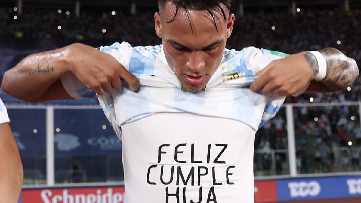 Lautaro Martínez de Argentina celebra un gol, en un partido de las eliminatorias sudamericanas para el Mundial de Catar 2022 entre Argentina y Colombia