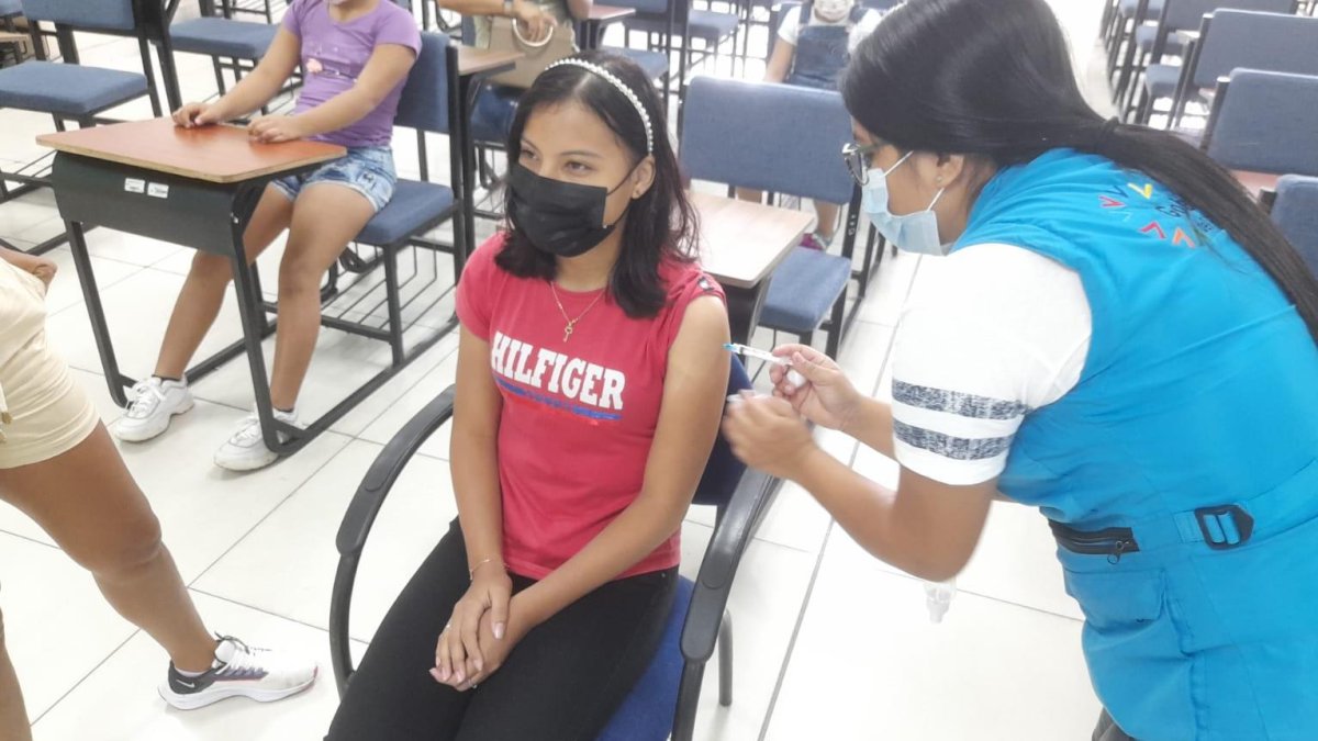 Ministerio de Salud y Turismo trabajan juntos para inocular al gremio del turismo y sus familias.