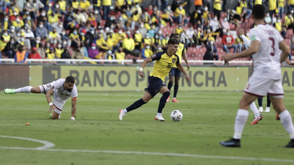 Tomás Rincón (i), capitán de Venezuela, quedó en el suelo tras intentar marcar a Jeremy Sarmiento de Ecuador.