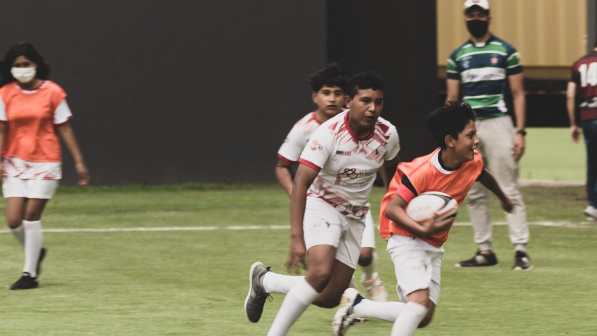 Los niños de la escuela Cóndores de Mónaco demostraron condiciones innatas en velocidad y para evadir a los rivales.