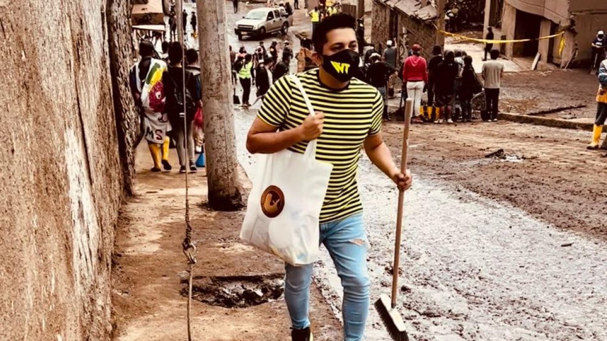 A Willie
Tamayo no le importó llenarse de lodo. Quiso ayudar a los vecinos de La Comuna que lo han acompañado en su carrera.