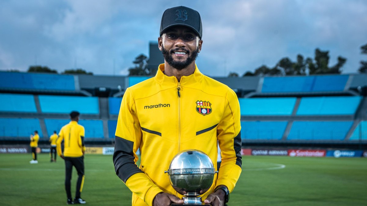 Leonai Souza y su premio por estar en el 11 ideal del fútbol uruguayo en el 2011.