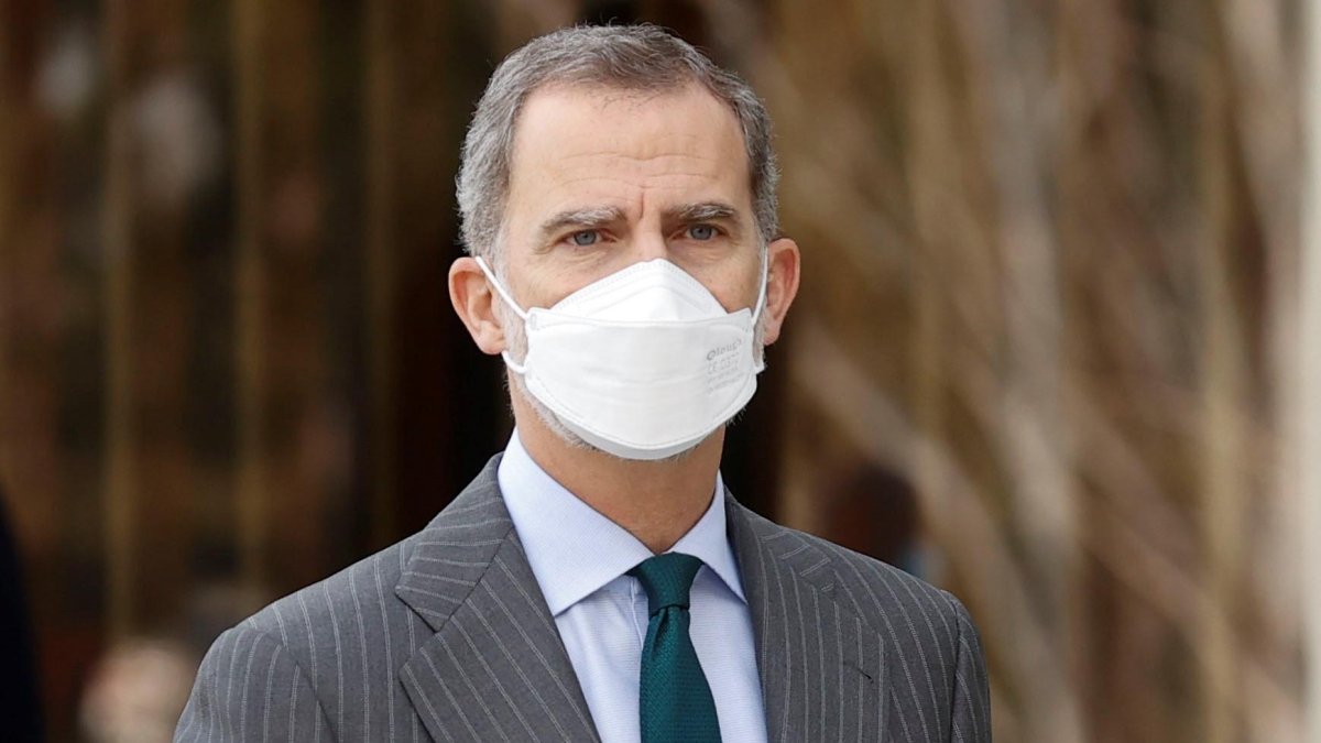 La Casa Real informó que el monarca presenta síntomas leves de la enfermedad.