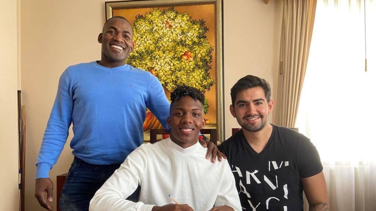 El delantero ecuatoriano Djorkaeff Reasco (c) firmó por tres temporadas con Newell' de Argentina.