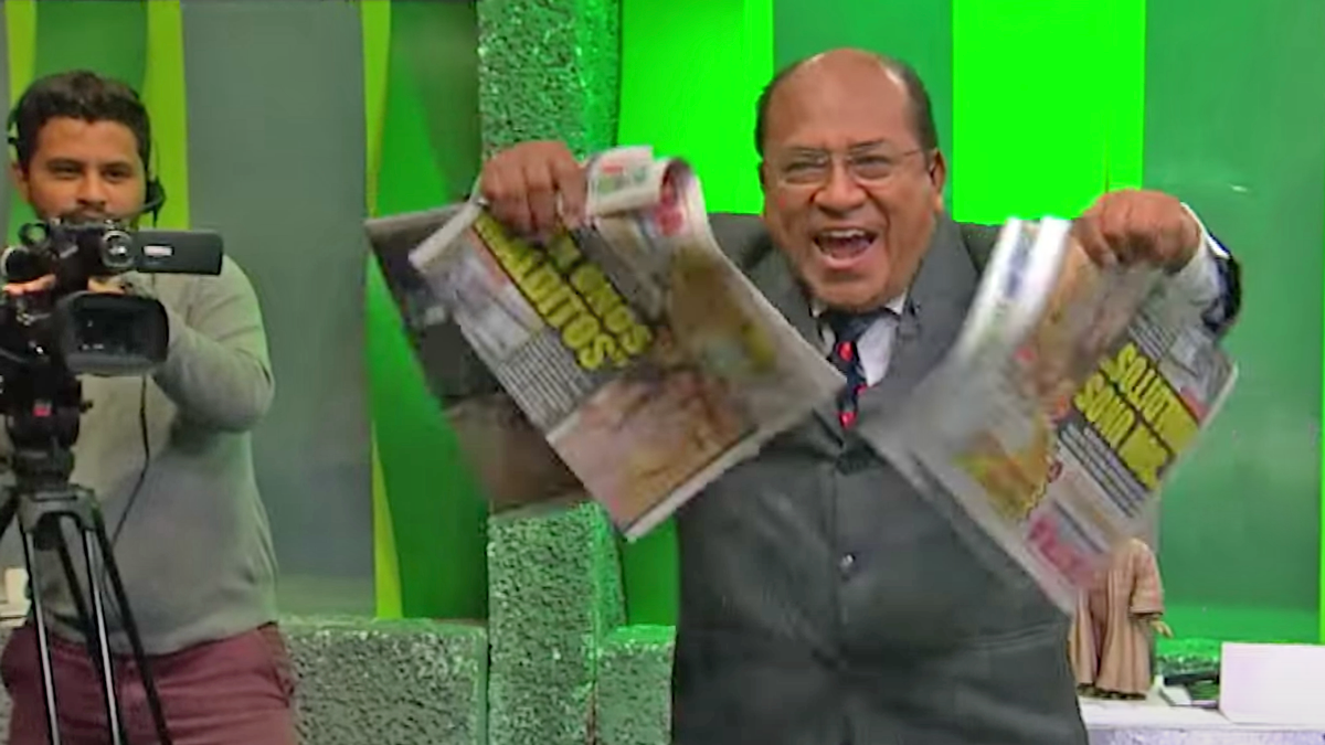 El comentarista deportivo Ufredo Borbor, mejor conocido como La Pepa en su debut como canillita de EXTRA.