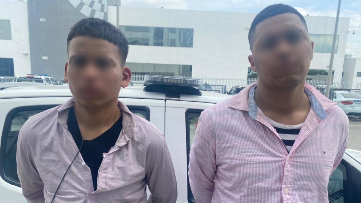 Los sospechosos estaban armados. En su poder tenían una pistola y un revólver.