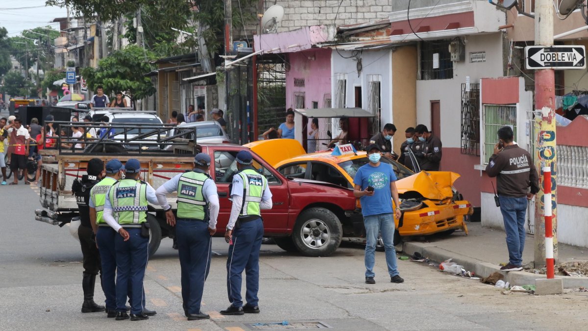 El taxista se chocó contra una camioneta luego de ser baleado por motorizados.