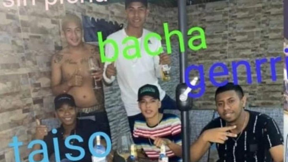 En la foto aparecen en una ‘vacilada’ Tyson, detrás de él alias Sin Picha, ambos requeridos por la Policía.