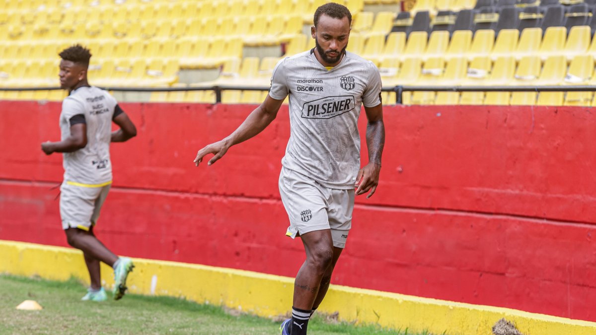 Leonai Souza estará en el medio campo de Barcelona.