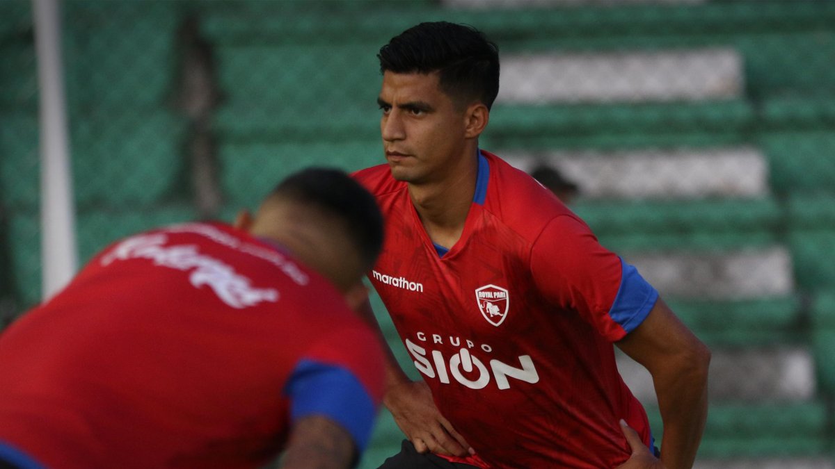 Roberto Luzarraga, zaguero ecuatoriano del Royal Pari de Bolivia.