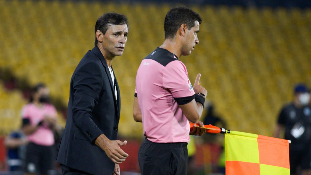 El entrenador de Barcelona Fabián Bustos dirigiendo en el estadio Monumental en Guayaquil.