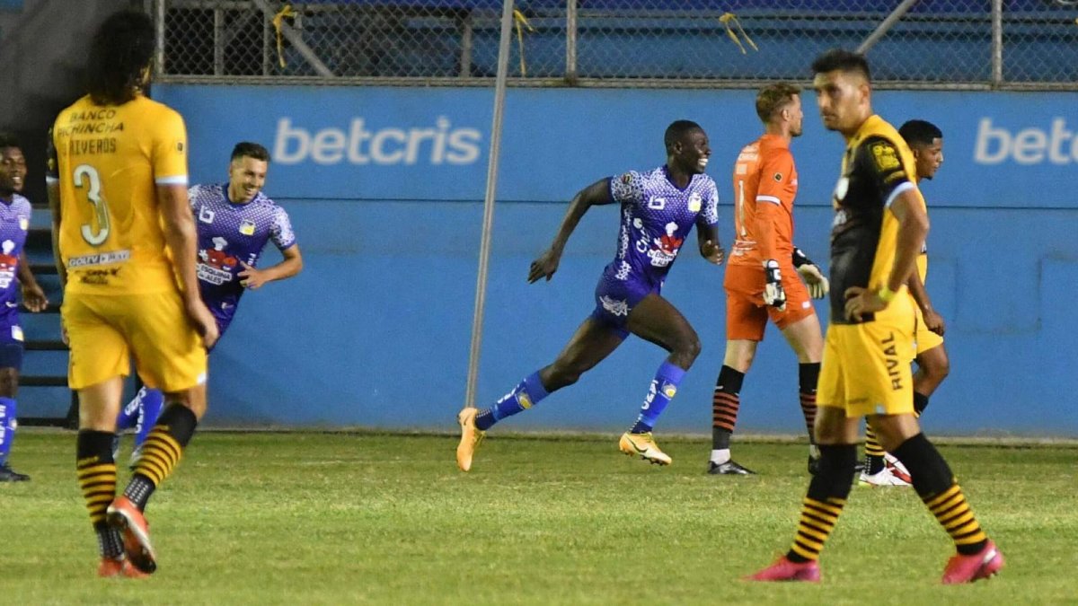 Janner Corozo (c) espera volver a vencer a Barcelona, tal como lo hicieron el año anterior en Manta.