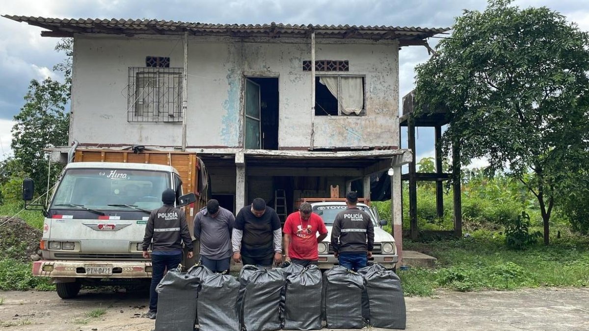 Los detenidos con el cargamento ilegal fueron mostrados por la Policía.