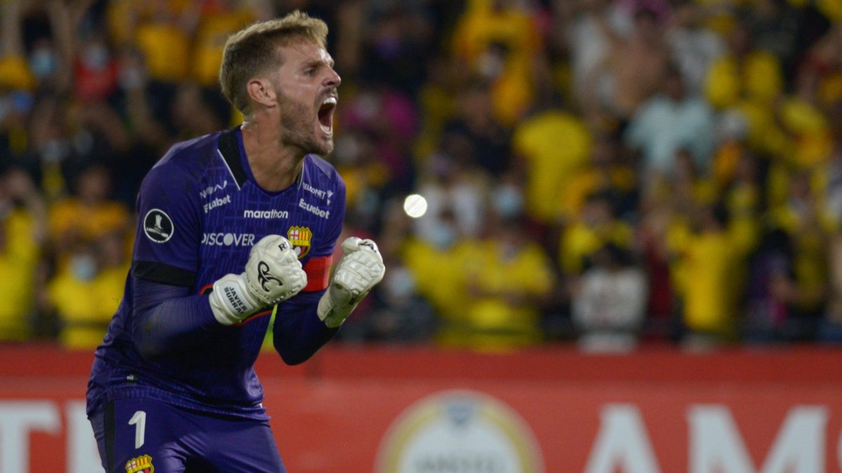 Javier Burrai arquero de Barcelona celebra al ganar la serie de penaltis ante Montevideo City.