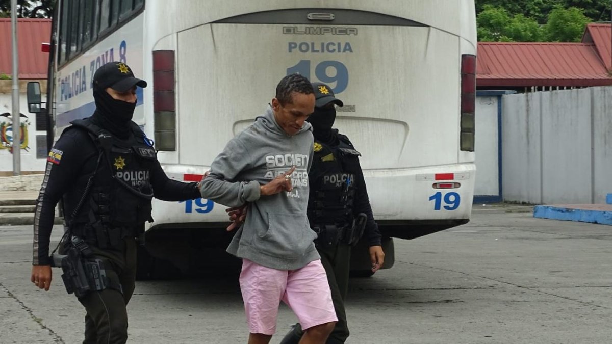 El hombre enseñó una identificación falsa para evadir ser detenido.