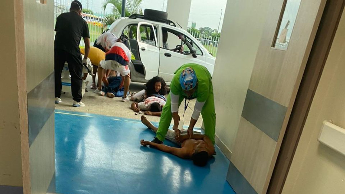 El ambiente se puso tenso en la casa de salud porque los familiares pedían atención.