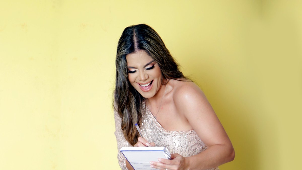 Sofía es una actriz, modelo y presentadora de televisión ecuatoriana.