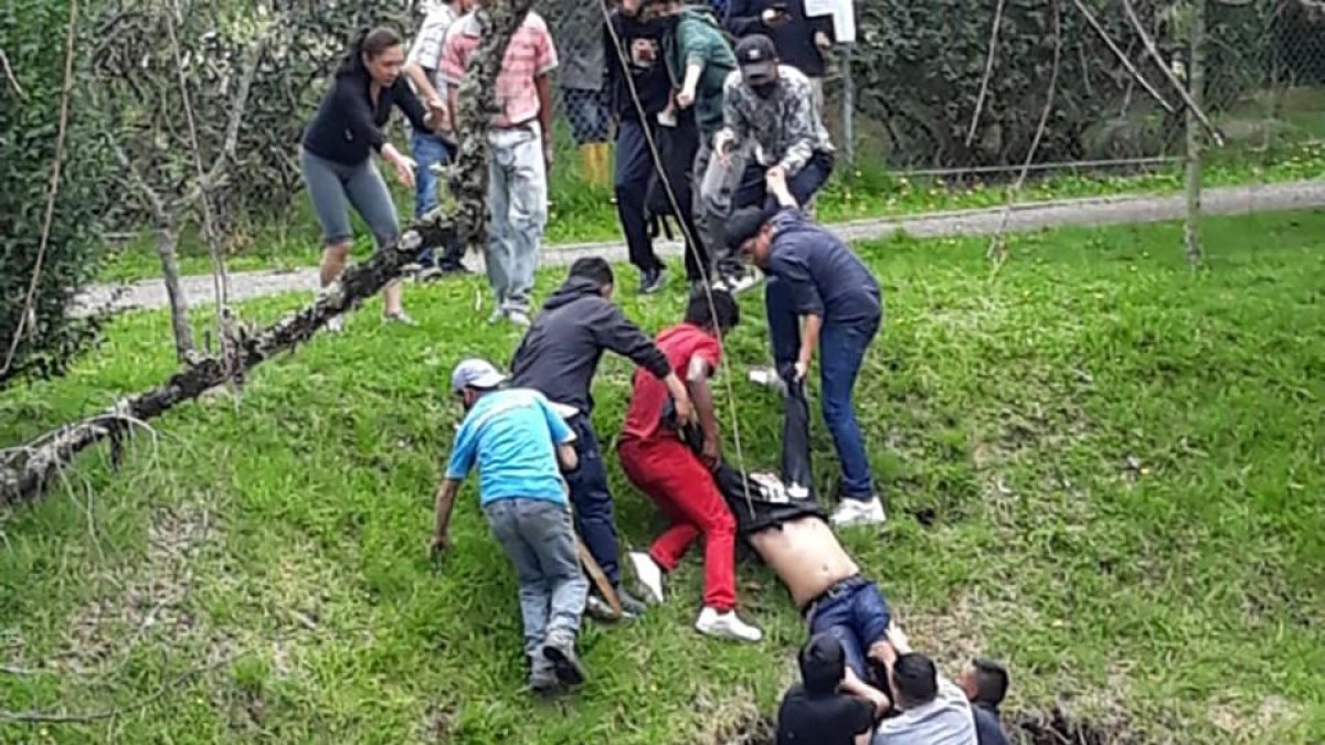 Momentos en que los rescatistas sacaban el cuerpo del río.