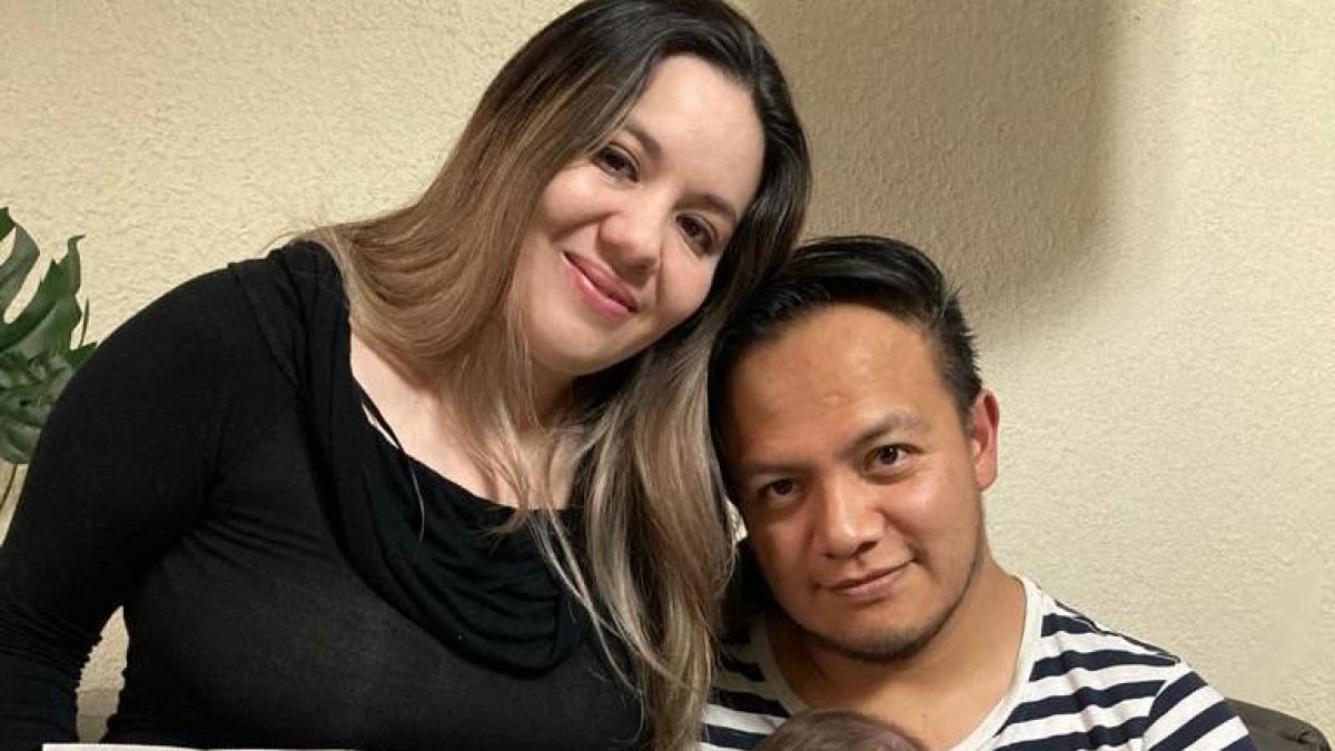 La joven familia está más que agradecida por el premio que se llevaron a casita.