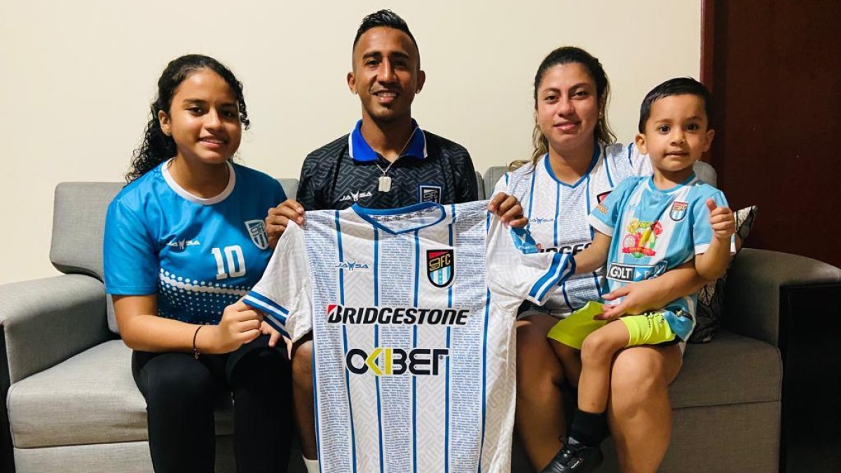 Los Luna: Dania, Danny (papá), Gisel (esposa) y Dealessandro.