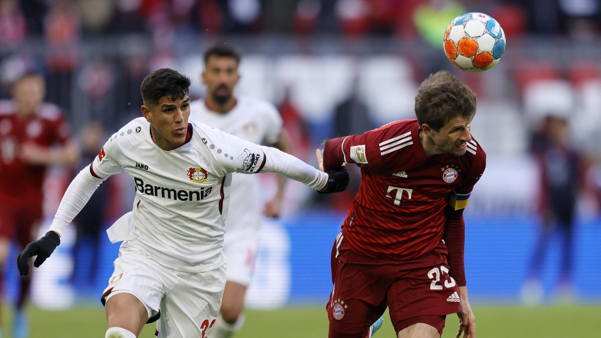 Piero Hincapié (i) no tuvo problemas en frenar a Thomas Mueller del Bayern Munich.