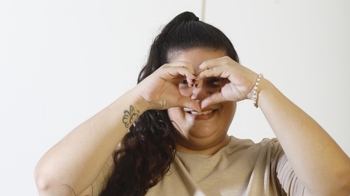 María José, le gusta comer postres aunque le cuesta hacerlos.