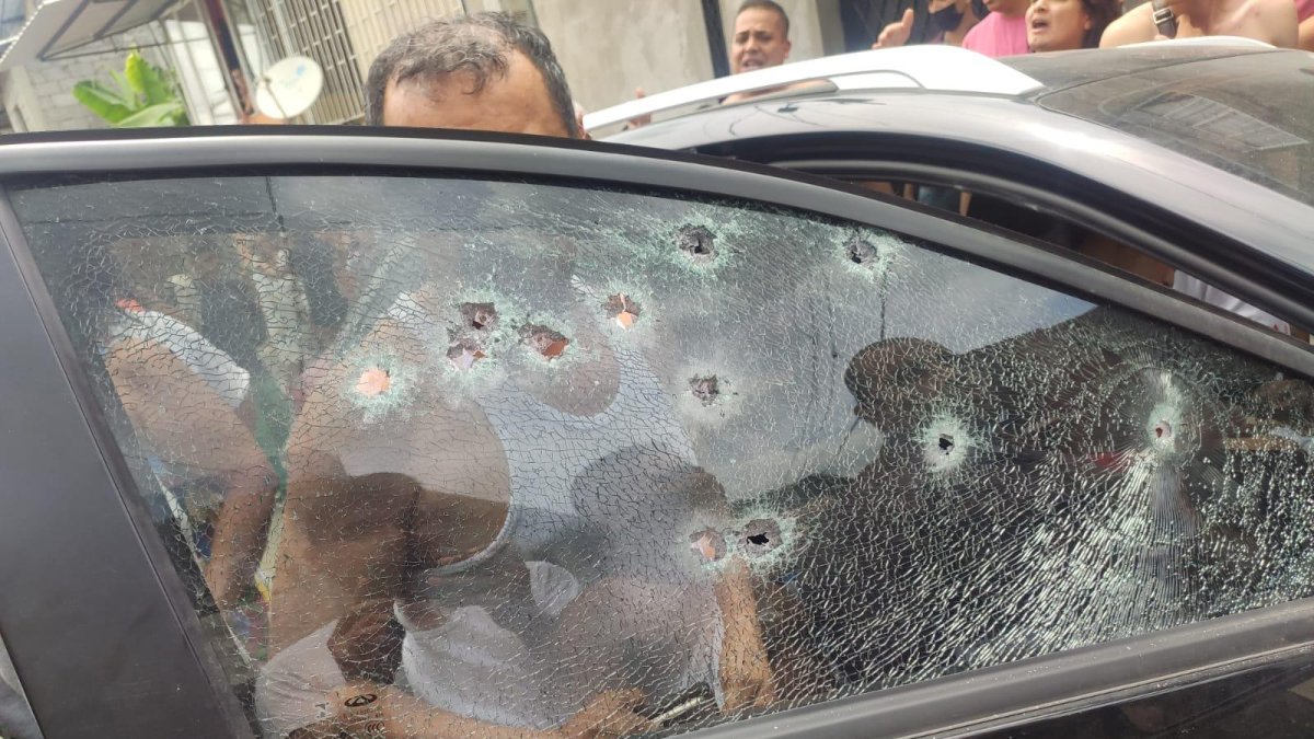 El carro en el que circulaba la víctima quedó con un montón de orificios de bala.
