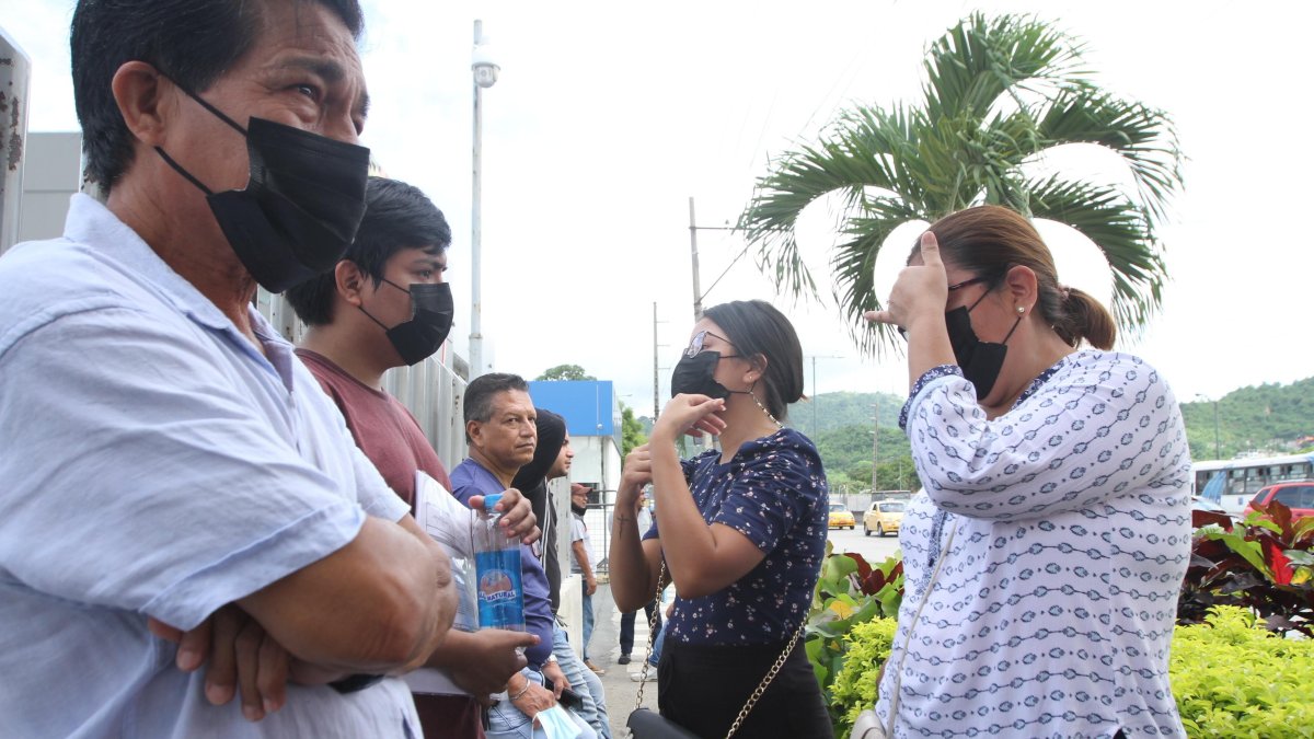Familiares del taxista llegaron a la morgue para retirar el cuerpo y darle sepultura.