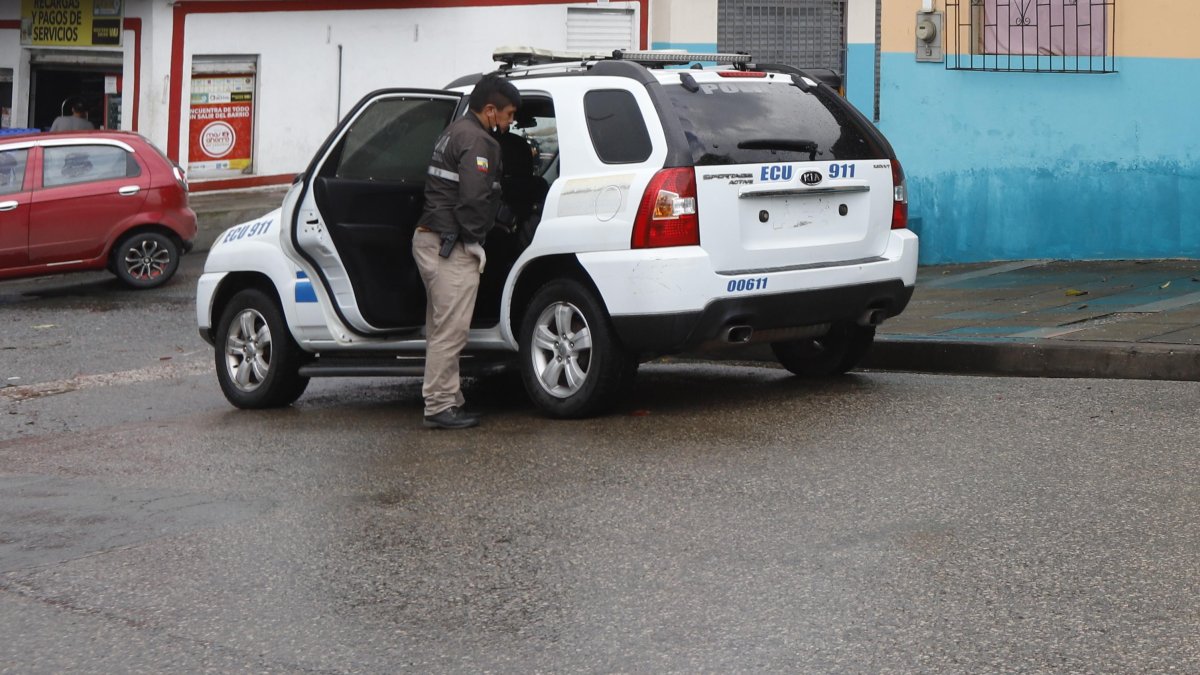Policías llegaron a la zona para conocer e indagar el caso.