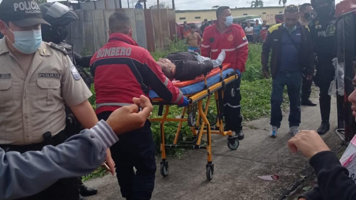 Momentos cuando la víctima era trasladada al hospital, luego de ser tiroteada.