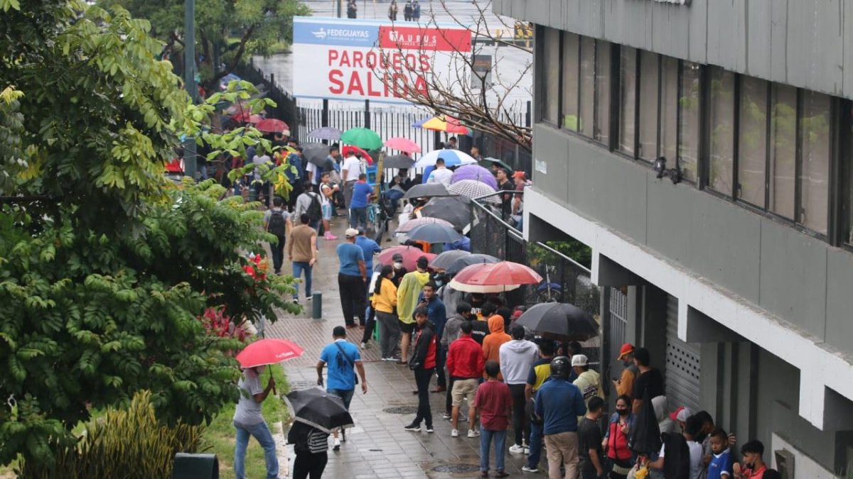 Miles de hinchas en busca de las entradas. Una cosa de locos.