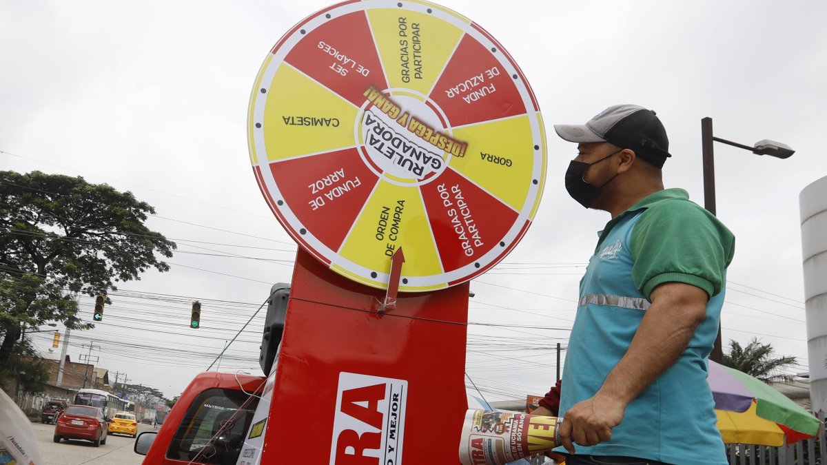 Todos esperan que la ruleta llegue hasta su zona y así llevarse premios.