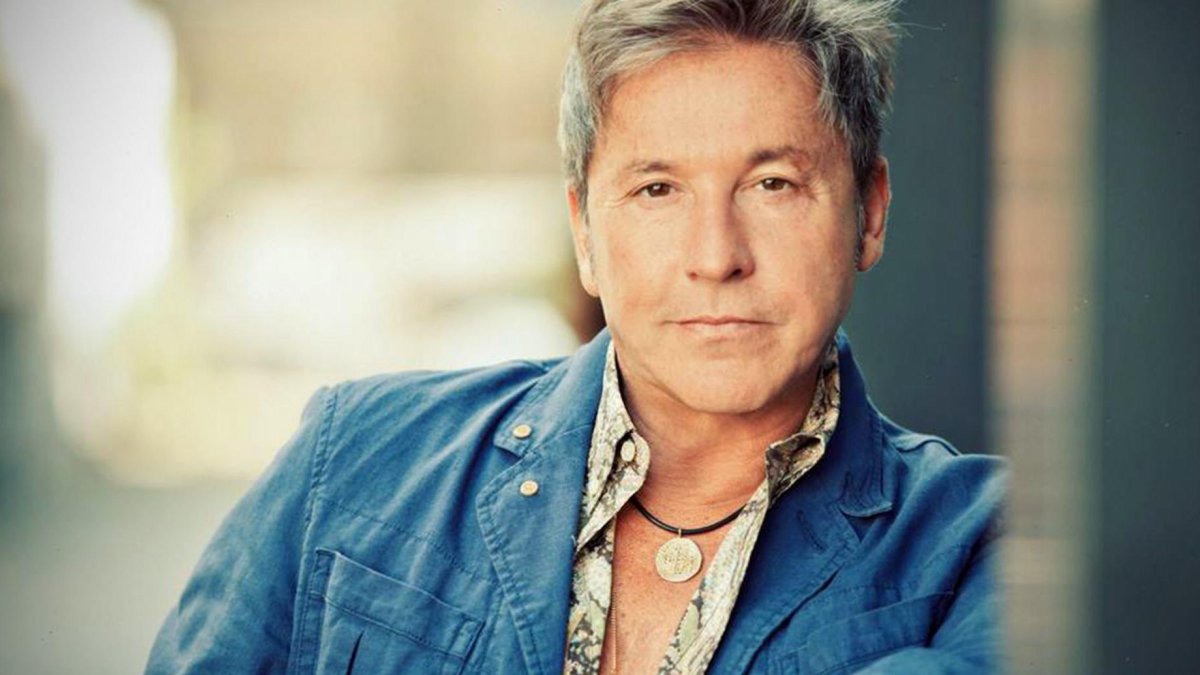 Es un cantautor argentino, naturalizado venezolano, colombiano y dominicano.​​