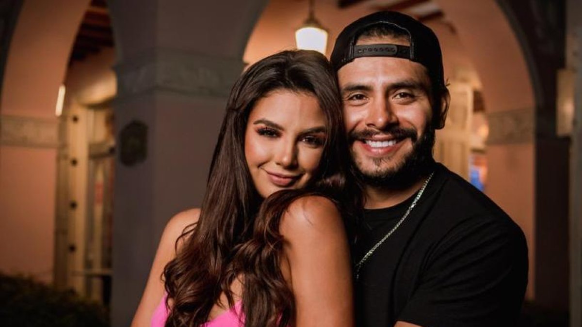 El actor y presentador quiteño con su esposa.