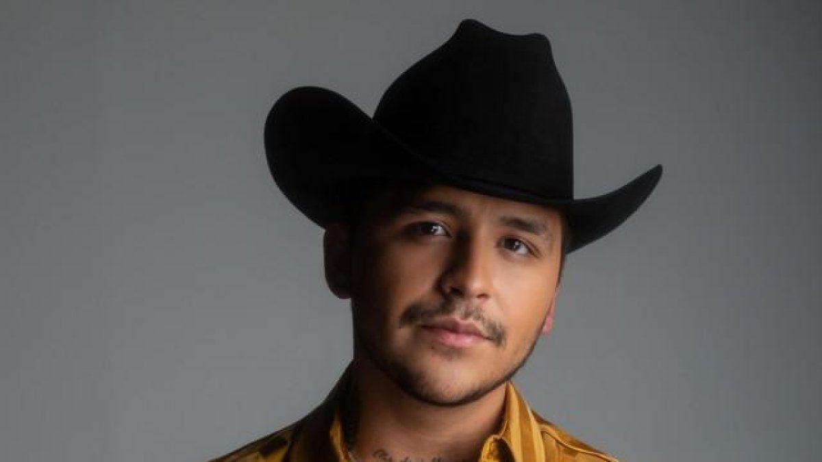 Es un cantante, compositor mexicano.