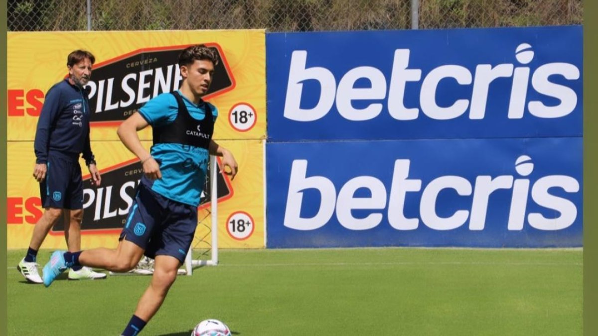 Jeremy Sarmiento entrenó el viernes 18 de marzo en la Casa de la Selección, en Quito, tras pocas horas de haber arribado al país.