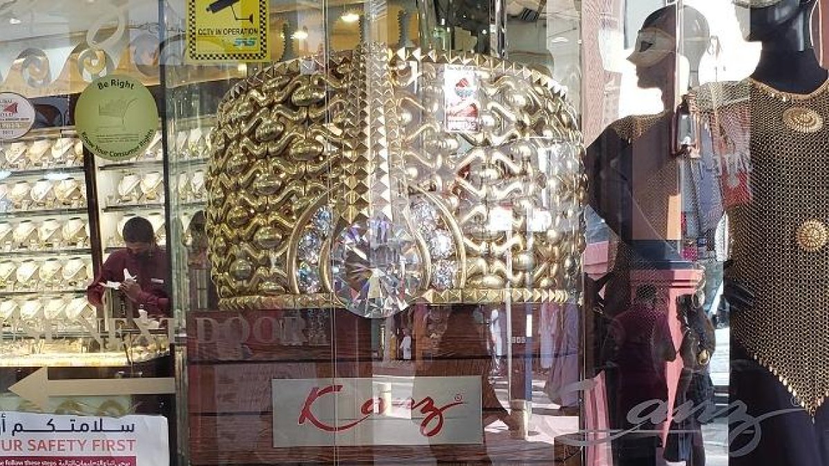 Aquí se puede encontrar el aro más grande del mundo, pesa 141 libras y querían pagar $ 6’000.000, pero no se vende. Se regatea como en la Bahía.