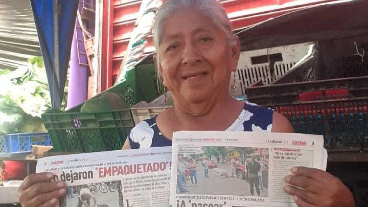 Doña Gloria dice que el canillita que le vende el EXTRA tiene muchos compradores, que incluso gente del campo lo busca para adquirir un ejemplar.