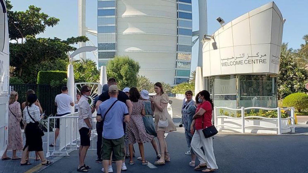 La foto que es obligación en Dubái, fuera del hotel Burj Al Arab.