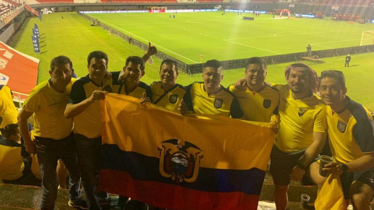 Hinchas ecuatorianos festejaron en el Estadio Antonio Aranda Encina de Ciudad del Este, pese a que la Tri cayó ante Paraguay.