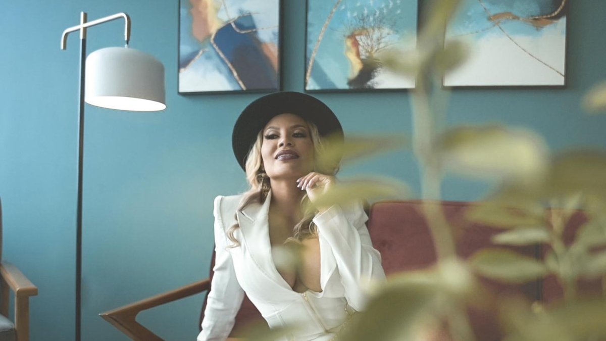 Por sus curvas, sus alumnas le dicen Kim Kardashian,