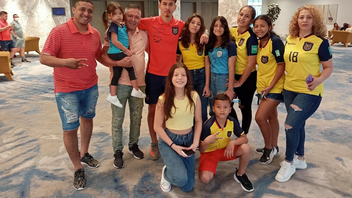 Jeremy Sarmiento recibió la visita de su familia, previo al duelo entre Ecuador y Argentina.