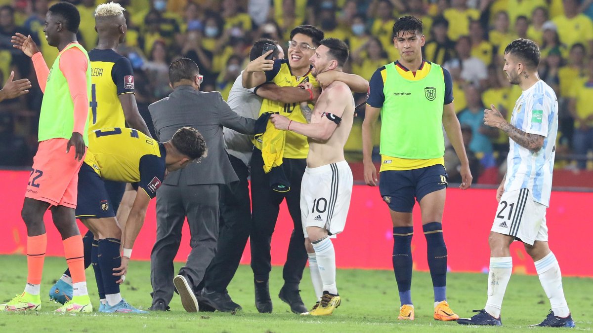 El pasado 29 de marzo de 2022, Joshué Garzón se metió a la cancha cuando terminó el partido entre Ecuador y Argentina para tomarse una selfie con Lionel Messi.