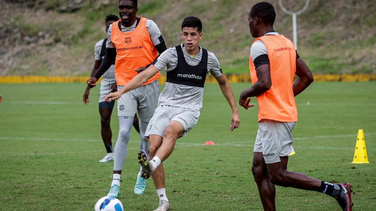 Lucas Sosa (c) estará en el centro de la zaga de Barcelona.