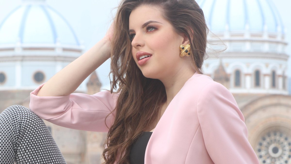 Tiene 20 años y estudia comunicación social.