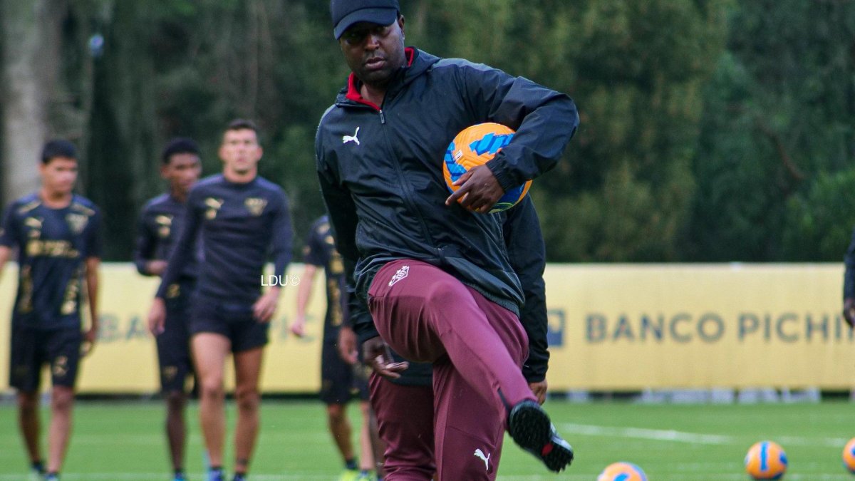Édison Méndez se estrena como entrenador de Liga de Quito. Está feliz de poder ayudar al equipo en el que fue figura.