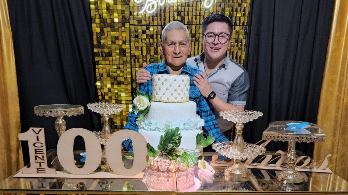 Vicente Correa celebró con su nieto el Cuy, su cumpleaños 100 en Arenillas, provincia de El Oro.