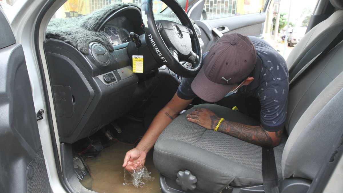 Dos vehículos fueron afectados por la fuga de agua. Las llantas de uno de los carros quedaron obstaculizadas por lodo y tierra.