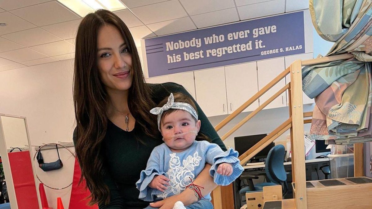 La joven, por fin, pudo sostener a su bebé en brazos.